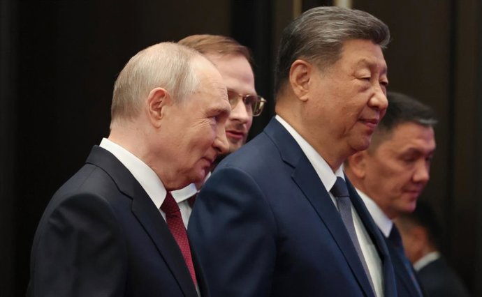 2 de setembro de 2026, Bishkek, Quirguistão: O presidente russo, Vladimir Putin, à esquerda, caminha ao lado do presidente chinês, Xi Jinping, à direita, a caminho da foto em grupo antes de uma sessão da Cúpula da OCS, em 1º de setembro de 2026, em Bishke