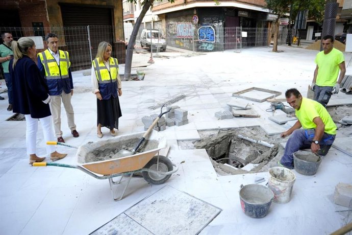 La alcaldesa de Granada, Marifrán Carazo, visita las obras de López Mezquita, que ya comienza a recuperar espacio para el peatón con una calle más accesible, verde y nuevas zonas infantiles