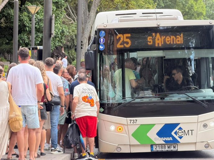 Archivo - La línea 25 de la EMT, en Plaza de la Reina