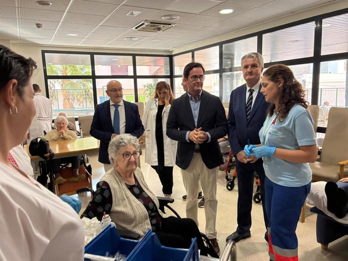 Inicio de la campaña de vacunación contra la gripe y el covid-19 en la residencia de mayores Ángeles Parra de Huércal-Overa (Almería).