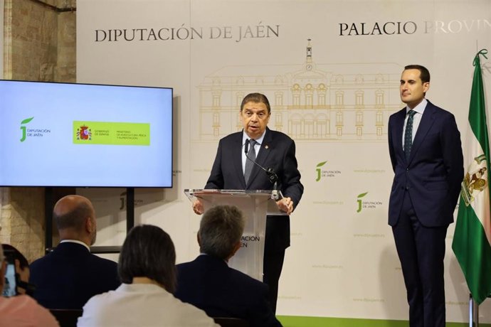 El ministro de Agricultura, Pesca y Alimentación, Luis Planas, junto al presidente de la Diputación de Jaén, Juan Latorre.