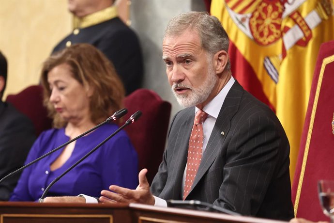 La presidenta del Congreso, Francina Armengol, y el Rey Felipe VI, durante el XII Foro Parlamentario Iberoamericano, en el Congreso de los Diputados, a 1 de octubre de 2026, en Madrid (España). El encuentro reúne a parlamentarios iberoamericanos para abor