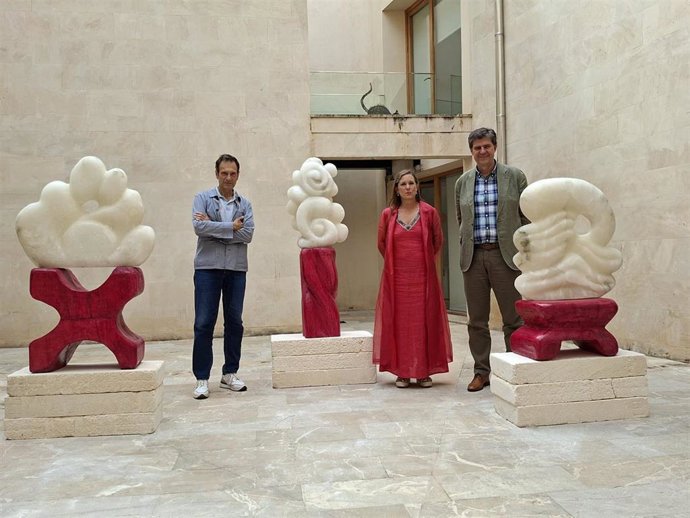 El patio de Ca n'Oleo acoge una exposición con cinco esculturas de la artista Isabela Lleó