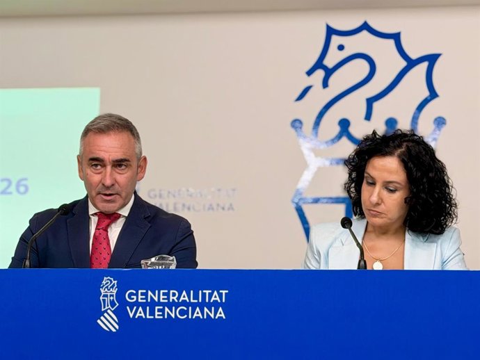 El portaveu del Consell, Miguel Barrachina, junt amb la consellera de Servicis Socials, Família i Infància, Elena Albalat, en la roda de premsa posterior al ple del Consell d'este dijous