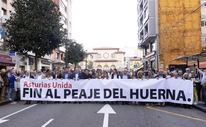 Archivo - Varias personas con una pancarta, durante la manifestación en contra del peaje del Huerna, a 17 de octubre de 2025, en Oviedo, Principado de Asturias (España).