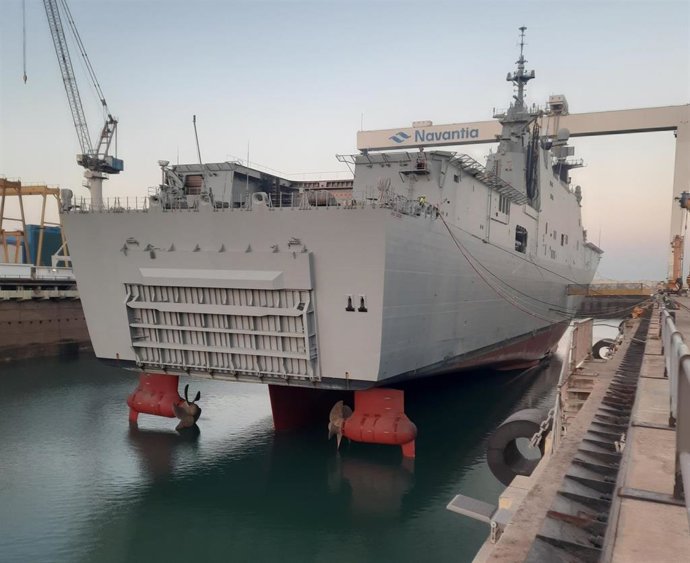El buque de la Armada 'Juan Carlos I' (L-61) en los astilleros de Navantia en Puerto Real (Cádiz)