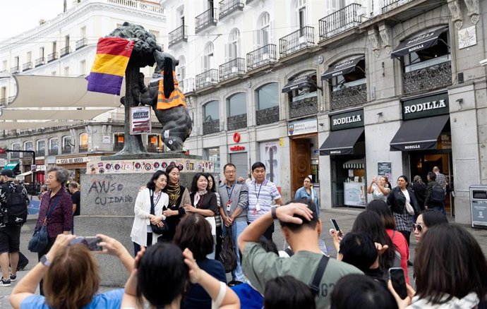 Cientos de personas durante la acampada por la vivienda, en la Puerta del Sol, a 30 de septiembre de 2026, en Madrid (España). Decenas de personas siguen acampando en la Puerta del Sol para exigir soluciones para los problemas de la vivienda. El Gobierno 