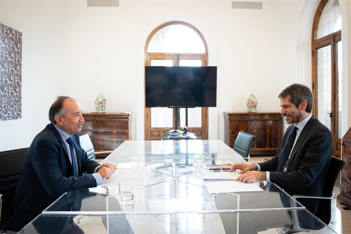 El consejero de Cultura, Turismo y Deportes, Laureano León, mantiene una reunión de trabajo con el ministro de Cultura, Ernest Urtasun,