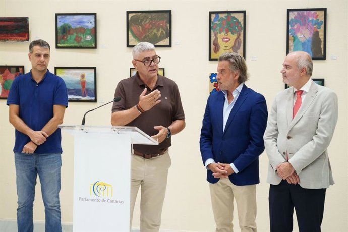 Inauguración de una exposición en el Parlamento elaborada por pacientes del Hospital Psiquiátrico de Santa Cruz de Tenerife