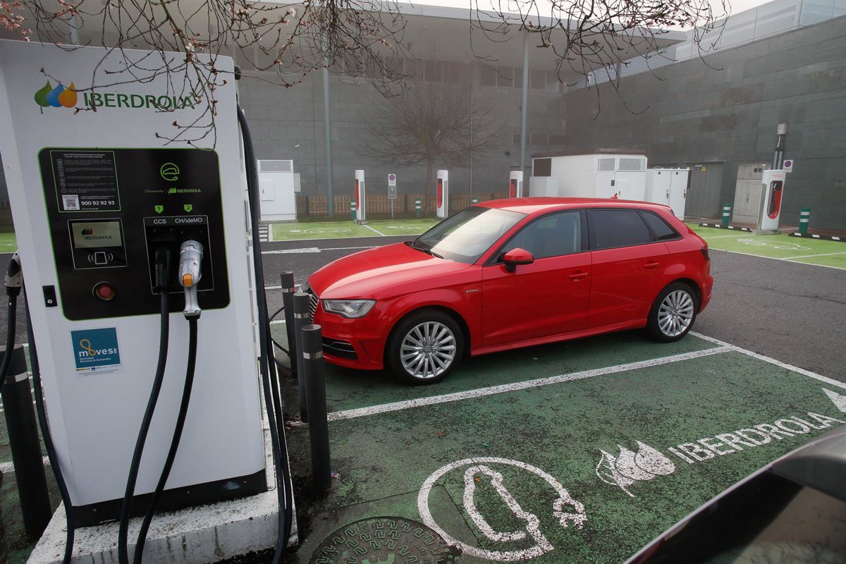El auge de coches electrificados mantiene un fuerte ritmo de matriculaciones en Galicia: suben un 24% en septiembre
