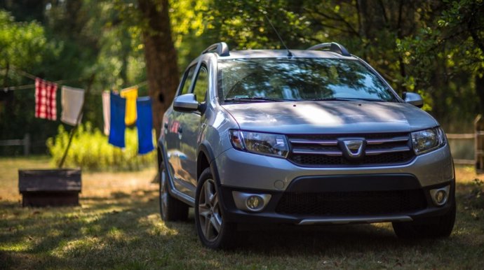 Archivo - El Dacia Sandero lidera las ventas en España hasta septiembre, pero el Model 3 sorprende en septiembre