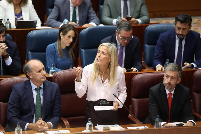 (i-d) El consejero de Digitalización de la Comunidad de Madrid, Miguel López-Valverde, la consejera de Economía, Hacienda y Empleo de la Comunidad de Madrid, Rocío Albert, el consejero de Presidencia, Justicia y Administración Local de la Comunidad de Mad