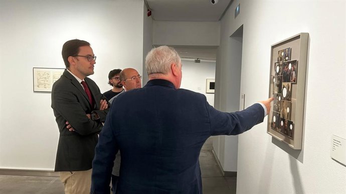 El concejal de Cultura, Ángel Fernández Silva, en una visita a la muestra en el DA2