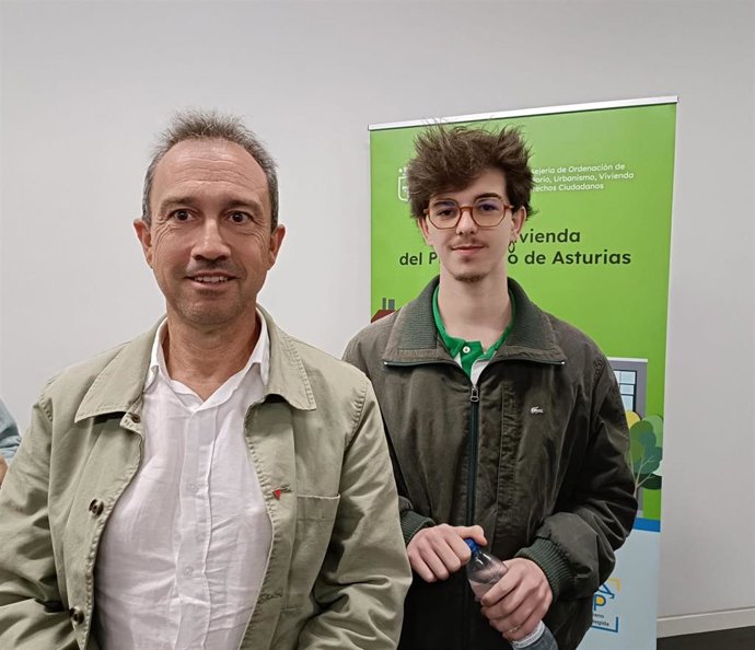 El consejero de Vivienda de Asturias, Ovidio Zapico, y el portavoz del edificio de la Sareb del número 3 de la calle Río Piloña, en Gijón, Pepo González.