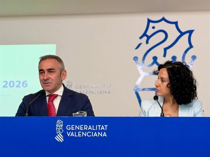 El portavoz del Consell, Miguel Barrachina, en la rueda de prensa posterior al pleno del Consell, junto a la consellera de Servicios Sociales, Elena Albalat