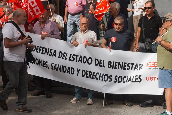 Los sindicatos se han concentrado en la Plaza de España de Zaragoza con motivo del Día Internacional de las Personas Mayores.