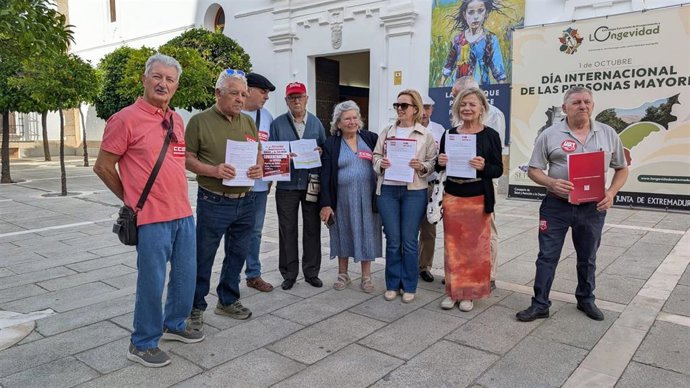 Miembros de las federaciones de pensionistas y jubilados de CCOO y UGT Extremadura