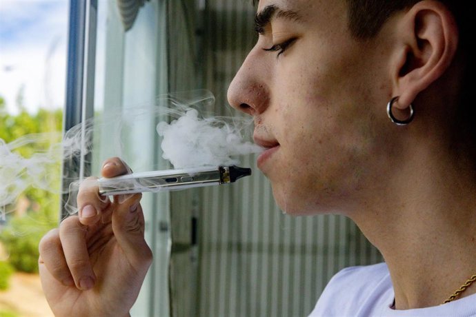 Archivo - Un joven vapeando, a 12 de septiembre de 2025, en Madrid (España). 