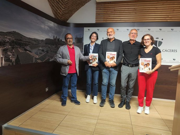 Foto de familia del Cine Club Cáceres, que ha puesto en marcha la Fundación Rebross con el apoyo de la Diputación de Cáceres