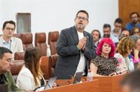 Adelante afea a Moreno que no le "martilleen el corazón" los desahucios y el presidente les acusa de "intervencionistas"