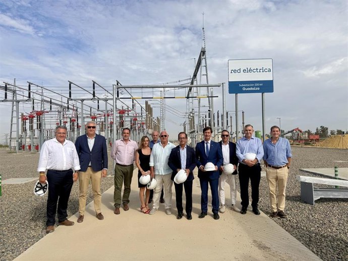 Empresarios de Sevilla y Dos Hermanas visitan la nueva subestación eléctrica de Guadaíra