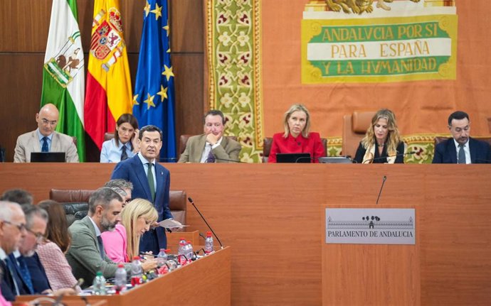 El presidente de la Junta de Andalucía, Juanma Moreno, este jueves en el Pleno del Parlamento