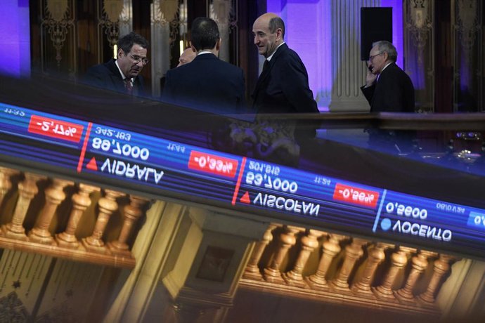 Archivo - Un panel del Ibex 35, en el Palacio de la Bolsa.