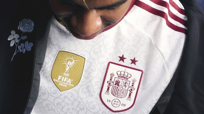Adidas presenta la camiseta de visitante de la selección española de fútbol con las dos estrellas.