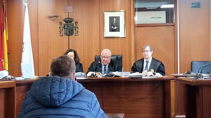 El acusado de hacer 8.000 fotos a niños desnudos en playas del Sardinero, en el juicio contra él