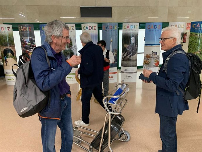 Archivo - Turistas en el aeropuerto de Jerez de la Frontera.