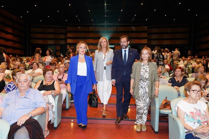 La Delegación Territorial de Servicios Sociales, Familias e Igualdad de la Junta en Granada ha celebrado este jueves, bajo el lema 'La era de la longevidad: repensar los sistemas para una vida más larga', el Día Internacional de las Personas Mayores.