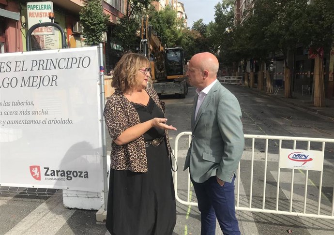 El consejero municipal de Economía, Carlos Gimeno, presenta la campaña 'especial obras' del Volveremos, en lacalle Doctor Iranzo, junto a la gerente de la Asociación de Comerciantes Las Fuentes, Aurora Sáchez