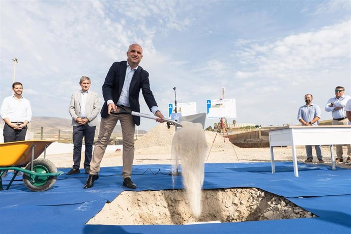 El presidente de la Diputación de Almería, José Antonio García Alcaina, en la colocación de la primera piedra de la nueva Jefatura de Policía Local de Adra (Almería).