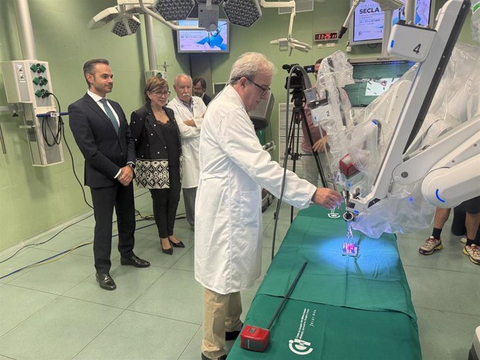 El director científico del CCMI, Francisco Miguel Sánchez Margallo, demuestra las técnicas del robot Da Vinci Xi a la consejera de Ciencia, Mercedes Morán