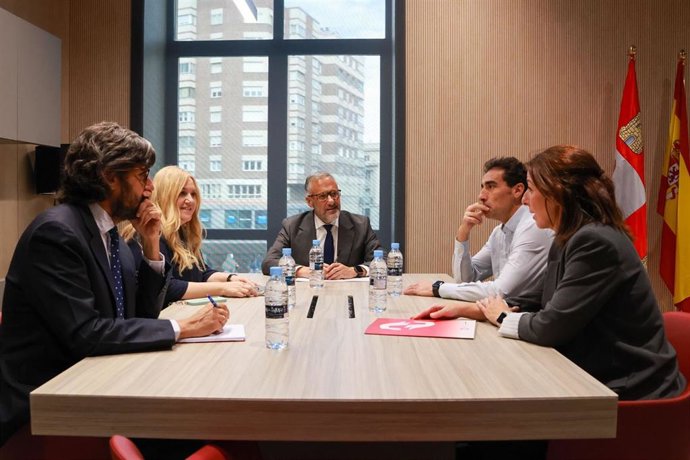 El vicepresidente primero y consejero de Desregulación, Familia y Ayudas Sociales, Carlos Pollán, en una reunión con representantes de la organización Aclad.