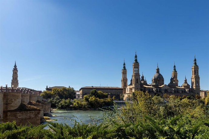 Archivo - Vistas del cielo azul de Zaragoza sobre la basílica del Pilar