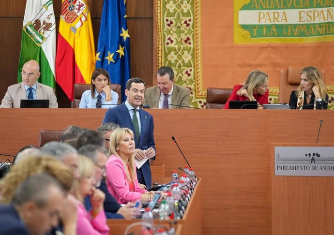 El presidente de la Junta de Andalucía, Juanma Moreno, interviene en el Pleno del Parlamento andaluz.