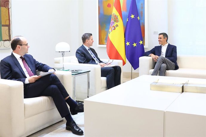 Archivo - Arquivo - O presidente do Governo, Pedro Sánchez, com o diretor executivo do grupo Roche e presidente da Biopharmaceutical CEOs Roundtable (BCR), Thomas Schinecker.