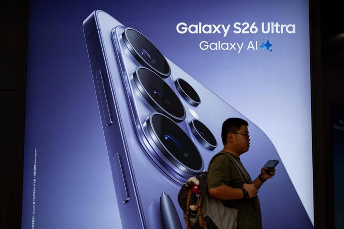 Archivo - Fotografía de un cartel publicitario del Galaxy S26 Ultra.