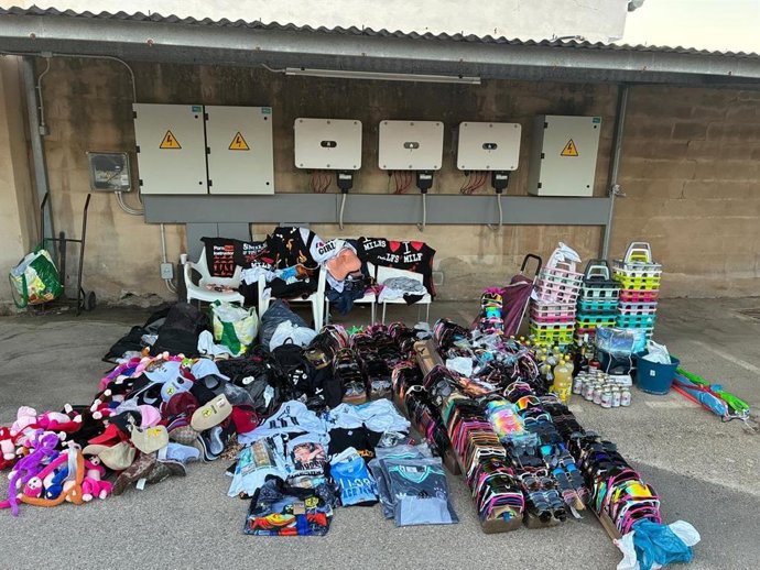 Algunos de los productos retirados de la venta ambulante en Llucmajor.