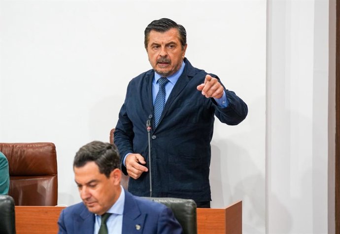 El portavoz del grupo parlamentario popular, Toni Martín, durante la sesión de control al Gobierno en el Parlamento andaluz.