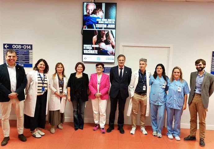 El consejero de Salud Alberto Martínez y personal sanitario de Osakidetza en la presentación de la campaña de gripe y covid 2026