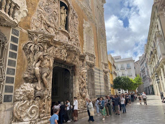 Archivo - Visitantes del Museo Nacional de Cerámica y Artes Suntuarias 'González Martí'