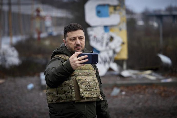 Archivo - Presidente de Ucrania, Volodimir Zelenski, se toma un selfie en el frente, 12 diciembre 2025