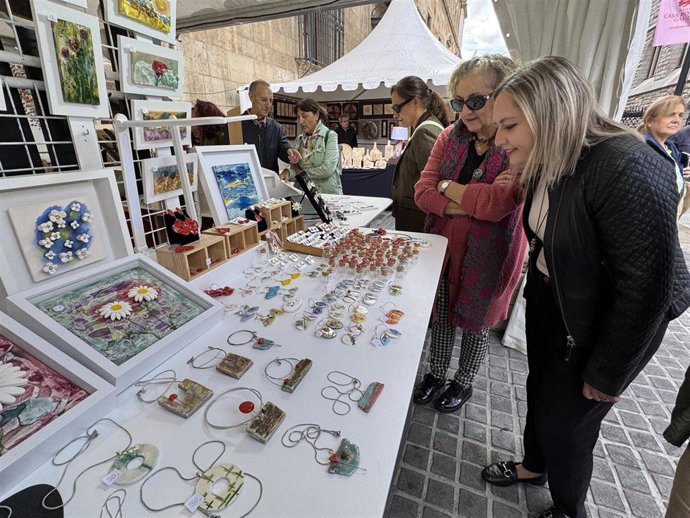 La concejala de Fiestas de León, Camino Orejas, en la Feria de Cerámica y Alfarería que se celebra con motivo de las fiestas de San Froilán.