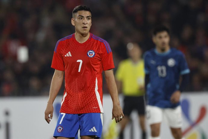 Archivo - Futbol, Chile vs Paraguay. Partido amistoso 2024. El jugador de la seleccion chilena Marcelino Nunez es fotografiado durante el partido amistoso contra Paraguay disputado en el estadio Nacional de Santiago, Chile. 11/06/2024 Andres