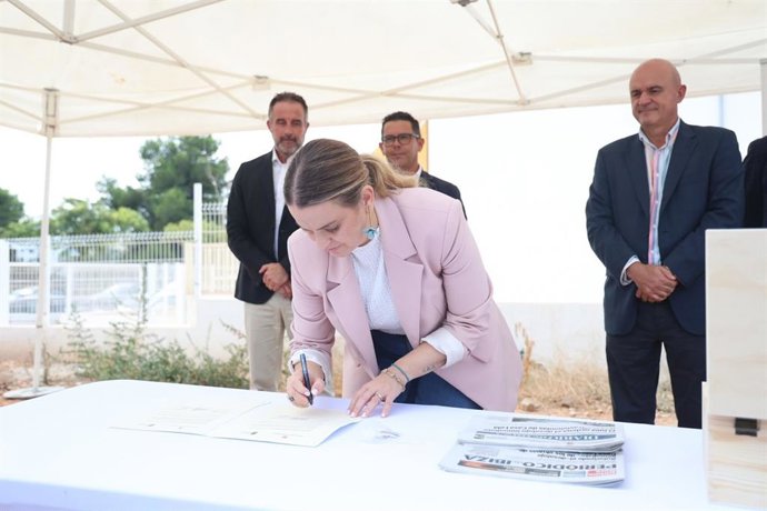 Colocan la primera piedra de la promoción de 48 viviendas públicas que el Ibavi construirá en Can Cantó, Eivissa.