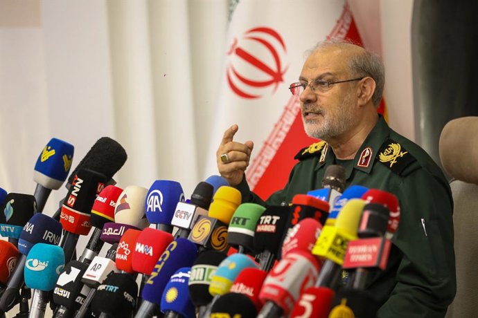 12 de agosto de 2026, Teerã, Irã: O porta-voz do Corpo da Guarda Revolucionária Islâmica (IRGC), Hossein Mohebbi, fala durante uma coletiva de imprensa em Teerã, Irã, em 29 de setembro de 2026. Mohebbi comentou uma carta aberta de 25 páginas emitida pelo 