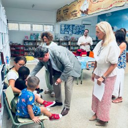 La delegada territorial de Sanidad y Consumo en Cádiz, Eva Pajares, y el delegado territorial de Educación, José Ángel Aparicio, en el inicio de la inmunización del alumnado de 3 y 4 años del CEIP Cristóbal Colón de El Puerto