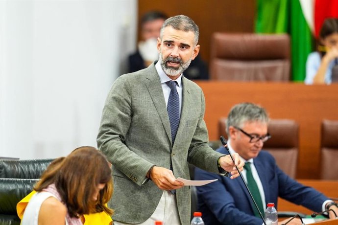 El consejero de Agricultura, Pesca, Agua y Desarrollo Rural, Ramón Fernández-Pacheco, en el Parlamento de Andalucía.